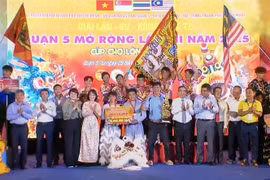L'équipe "Miếu Bảy Bà" d'An Giang remporte le premier prix de la danse du lion sur poteaux. Photo: VNA