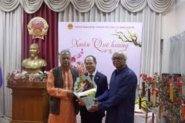 Md. Shah Alam, président du Parti communiste du Bangladesh (gauche) félicite la tenue de cette cérémonie. Photo : VNA