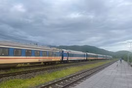 Un train s'arrête en gare en raison des inondations au Centre. Photo : VNR