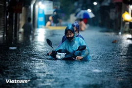Les Hanoïens peinent à "nager" dans les rues après de fortes pluies continues toute la journée