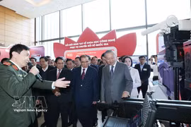 Le secrétaire général To Lam et des délégués visitent les stands d'exposition lors de la Conférence nationale sur les percées scientifiques, technologiques, d'innovation et de transformation numérique. Photo : VNA