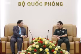 Le général Phan Van Giang, vice-Premier ministre et ministre vietnamien de la Défense (droite) reçoit l'ambassadeur de Malaisie au Vietnam, Dato' Tan Yang Thai. Photo: qdnd.vn