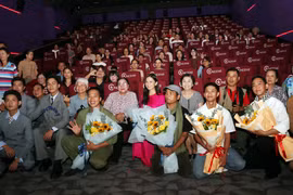 Les acteurs du film "Mua do" posent pour des photos avec les spectateurs. Photo: VNA