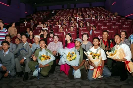 Les acteurs du film "Mua do" posent pour des photos avec les spectateurs. Photo: VNA