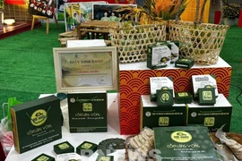 À partir du « com », l’entreprise a élargi sa gamme à des produits salés, des versions végétariennes et à plusieurs produits dérivés, aux côtés des spécialités traditionnelles. Photo : VNA