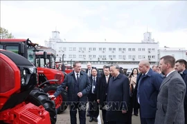 Le secrétaire général Tô Lâm et le Premier ministre biélorusse (droite) visitent l'usine de tracteurs de Minsk. Photo: VNA