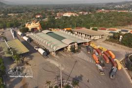 Activités d'import-export au poste frontière international de Lao Bao, province de Quang Tri. Photo : VNA