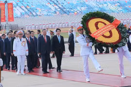 Les dirigeants du Parti et de l’Etat rendent hommage au Président Hô Chi Minh dans la matinée du 1er septembre. Photo : VNA