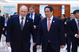 Le Premier ministre Pham Minh Chinh (à droite) rencontre le président russe Vladimir Poutine. Photo : VNA