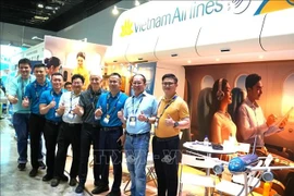 Des agents de Vietnam Airlines au salon MATTA. Photo: VNA