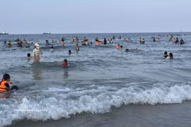 La plage de Cua Viet devient une destination idéale pour les habitants et les touristes à l’occasion des jours fériés. Photo: VNA