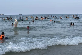 La plage de Cua Viet devient une destination idéale pour les habitants et les touristes à l’occasion des jours fériés. Photo: VNA