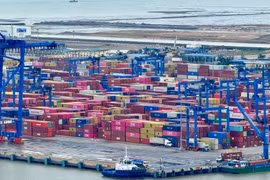 Selon le ministère de l'Industrie et du Commerce, sur les 11 premiers mois de 2025, plus de 80% du chiffre d'affaires à l'exportation se concentre sur six marchés : les États-Unis (32%), l'Union européenne-UE (15%), la Chine (14%), l'ASEAN, la République de Corée et le Japon. Photo : VNplus