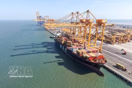 Le premier navire commercial accoste aux quais 3 et 4 du port de Hai Phong. Photo : VNA