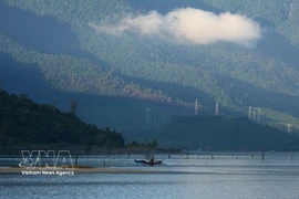 Le paysage de la lagune de Lap An se métamorphose plusieurs fois par jour, révélant la beauté sereine et sublime de la nature. Photo : Van Dung – VNA