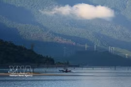 Le paysage de la lagune de Lap An se métamorphose plusieurs fois par jour, révélant la beauté sereine et sublime de la nature. Photo : Van Dung – VNA