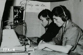 Un télégraphiste de la section B8, de l'Agence de presse de libération en train d’émettre et de recevoir des dépêches. Photo: VNA