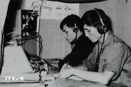 Un télégraphiste de la section B8, de l'Agence de presse de libération en train d’émettre et de recevoir des dépêches. Photo: VNA