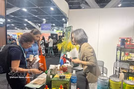 Les clients internationaux sont séduits par les produits vietnamiens grâce à leurs saveurs naturelles et leurs emballages attractifs. Photo: VNA 