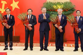 Le secrétaire général To Lam remet l'Ordre du Mérite militaire à de hauts responsables. Photo: VNA