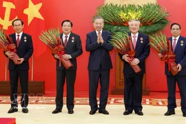Le secrétaire général To Lam remet l'Ordre du Mérite militaire à de hauts responsables. Photo: VNA
