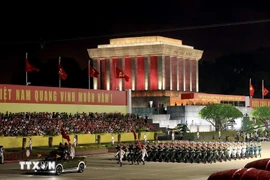 Le bloc d'honneur des trois armées (Marine, Armée de terre et Force aérienne) défile sur la place Ba Dinh. Photo: VNA