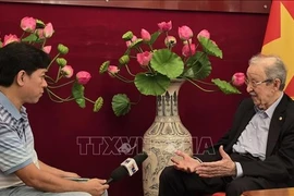 L'ancien diplomate et président de l'Association internationale des Amis de la Révolution algérienne, Noureddine Djoudi interviewé par le correspondant de la VNA. Photo: VNA