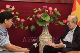 L'ancien diplomate et président de l'Association internationale des Amis de la Révolution algérienne, Noureddine Djoudi interviewé par le correspondant de la VNA. Photo: VNA