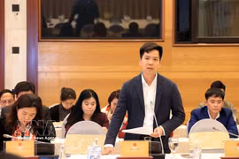 Un représentant du ministère de la Construction répond aux questions des journalistes des agences de presse. Photo : VNA