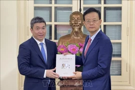 Le président de l'Union vietnamienne des organisations d'amitié, Phan Anh Son (à gauche), et Wei Ran, directeur général du Bureau des affaires étrangères et président de l’Association du peuple pour l’amitié avec l’étranger de la région autonome Zhuang du Guangxi. Photo : VNA