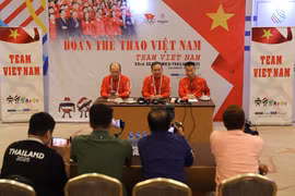 Le chef de délégation, Nguyên Hôngg Minh (assis au centre), et ses deux adjoints président la réunion. Photo : VNA
