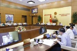 Le Comité permanent de l’Assemblée nationale commente le projet de loi amendée sur les agents publics. Photo: VNA