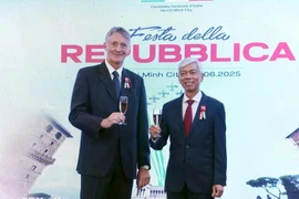 Vo Van Hoan, vice-président du Comité populaire de Hô Chi Minh-Ville (droite) et Enrico Padula, consul général d'Italie à HCM-Ville. Photo: VNA