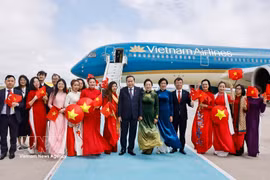 Le président de l'Assemblée nationale, Tran Thanh Man, et son épouse avec la communauté vietnamienne de Turquie. Photo : VNA