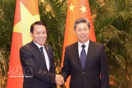 Le général Luong Tam Quang (à gauche), membre du Bureau politique du Parti communiste du Vietnam (PCV) et ministre de la Sécurité publique, et Chen Wenqing, membre du Bureau politique et secrétaire de la Commission centrale des affaires politiques et juridiques du Parti communiste chinois (PCC). Photo : VNA