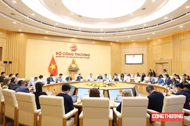 Lors de la séance de travail. Photo : ministère de l’Industrie et du Commerce