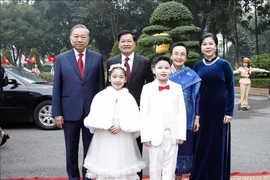 Le secrétaire général To Lam (gauche) et son épouse (premier à droite), ainsi que le secrétaire général et président du Laos Thongloun Sisoulith et son épouse. Photo: VNA