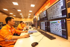 Une équipe en service assure l'exploitation de la centrale de la Société par actions de la centrale thermique de Hai Phong. Photo : VNA