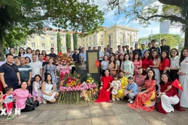 Des Vietnamiens de Singapour déposent des fleurs au pied de la statue du Président Ho Chi Minh, au Musée des civilisations asiatiques de Singapour, à l’occasion du 80e anniversaire de la Révolution d’août et de la Fête nationale, le 2 septembre. Photo : VNA