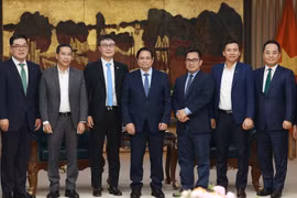 Le Premier ministre Pham Minh Chinh reçoit à Hanoï, Kim Hyoung-nyon, vice-président du groupe sud-coréen Dunamu, et Lee Eun-hyung, vice-président du groupe Hana. Photo : VNA