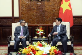 Le président Luong Cuong (droite) et l'ambassadeur d'Indonésie au Vietnam Denny Abdi. Photo: VNA