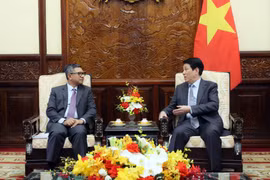 Le président Luong Cuong (droite) et l'ambassadeur d'Indonésie au Vietnam Denny Abdi. Photo: VNA