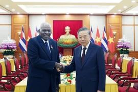 Le secrétaire général du Parti communiste du Vietnam Tô Lâm (à droite), reçoit le président de l'Assemblée nationale du Pouvoir populaire et du Conseil d'État de Cuba, Esteban Lazo Hernández. Photo : VNA