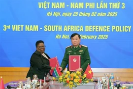 Le général de corps d'armée Hoàng Xuân Chiên, vice-ministre de la Défense du Vietnam (droite) et la secrétaire générale par intérim à la Défense de l'Afrique du Sud, Thobekile Gamede. Photo : VNA