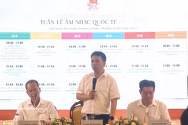 Le vice-président du Comité populaire municipal de Hue, Tran Huu Thuy Giang (debout), s'exprime à la conférence de presse. Photo : VNA