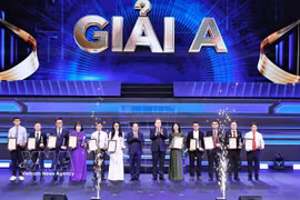 Le président de l’Assemblée nationale, Tran Thanh Man, et le chef de la Commission centrale de la sensibilisation, de l’éducation et de la mobilisation de masse, Trinh Van Quyet, remettent les prix A aux auteurs et groupes d’auteurs lors de la cérémonie de remise du 20e Prix national de la presse. Photo: VNA