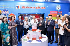 Le président de l’Assemblée nationale, Tran Thanh Man, visite le stand de l’Association des journalistes lors de la Fête nationale de la presse 2026. Photo: VNA
