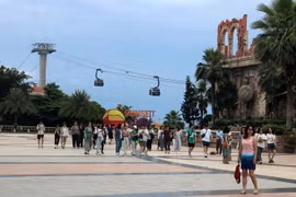Des touristes visitent le téléphérique Hon Thom dans la ville de Phu Quoc. (Photo : VNA)