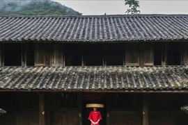 Helly Tong, célèbre pour son style de vie éco-responsable, affiche souvent son élégance et sa proximité avec la culture à travers des photos portant l'ao dài et l'ao bà ba dans des lieux anciens comme Hôi An, Hà Giang ou des villages artisanaux traditionnels. Photo : FB de la personnalité