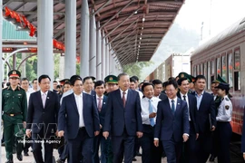 Le secrétaire général To Lam, le Premier ministre Pham Minh Chinh et d'autre délégués effectuent une inspection de terrain à la gare de Dong Dang. Photo: VNA